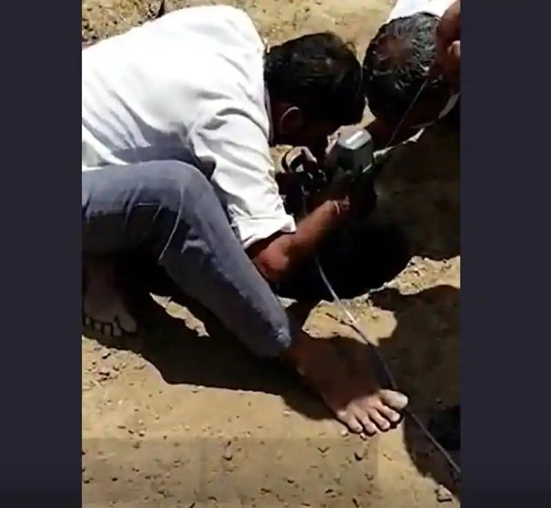 प्रशासन ने बच्चे की गतिविधियों पर नजर रखने के लिए बोरवेल में कैमरा डाला। फिर, रस्सी से पानी की बोतल पहुंचाया, जिसके बाद बच्चे ने पानी पिया।

