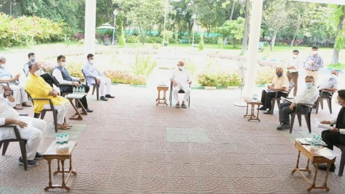 Karnataka CM BS Yediyurappa holds COVID review meeting with ministers, senior government officials-dnm Karnataka CM BS Yediyurappa holds COVID review meeting with ministers, senior government officials-dnm