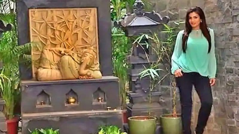 ఆ గుడి నిర్మించే విషయంలో వాస్తు దోషాలు లేకుండా జాగ్రత్తలు తీసుకున్నారట. ఆ గుడిలో సూర్మరశ్మి అన్నివేళలా పడేలా ఉంటుందట. ఇక ఇంటి ముందు వినాయక విగ్రహం కూడా ఉంటుంది.