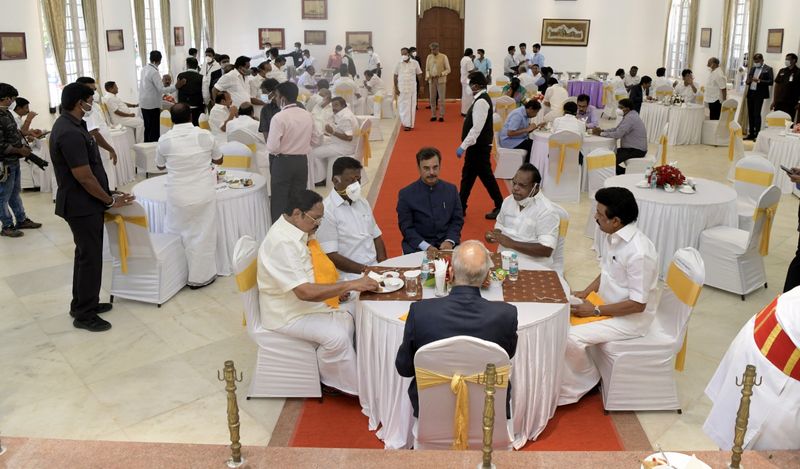 பதவியேற்பு விழா நிறைவடைந்த பிறகு ஆளுநர் மாளிகையில் தேநீர் விருந்து நடைபெற்றது. முதலமைச்சர் மு.க.ஸ்டாலின், அமைச்சர்கள் மற்றும் எதிர்க்கட்சி தலைவர்கள் பங்கேற்றனர். 