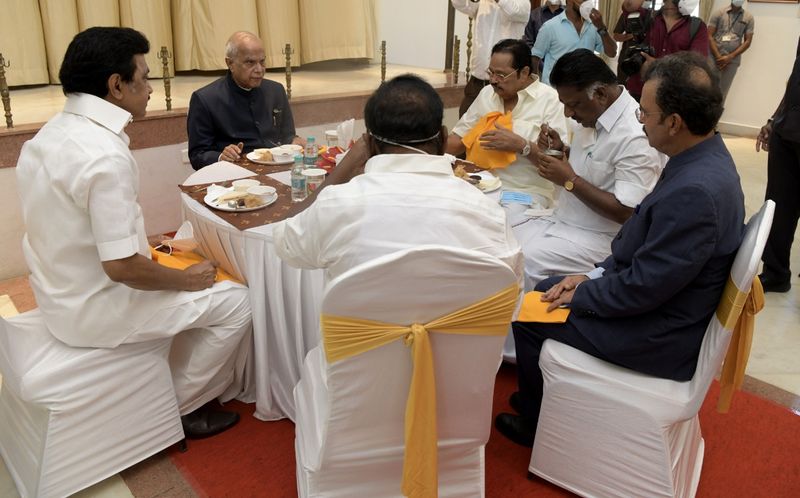 சட்டப்பேரவையில் எதிர் எதிராக அமர்ந்து விவாதம் நடந்த உள்ள எதிர்கட்சியினரும், ஆளுங்கட்சியினரும் ஒரே மேஜையில் அமர்ந்து தேநீர் அருந்தியது அற்புதமான தருணம் ராஜ்பவனில் அரங்கேறியுள்ளது. 