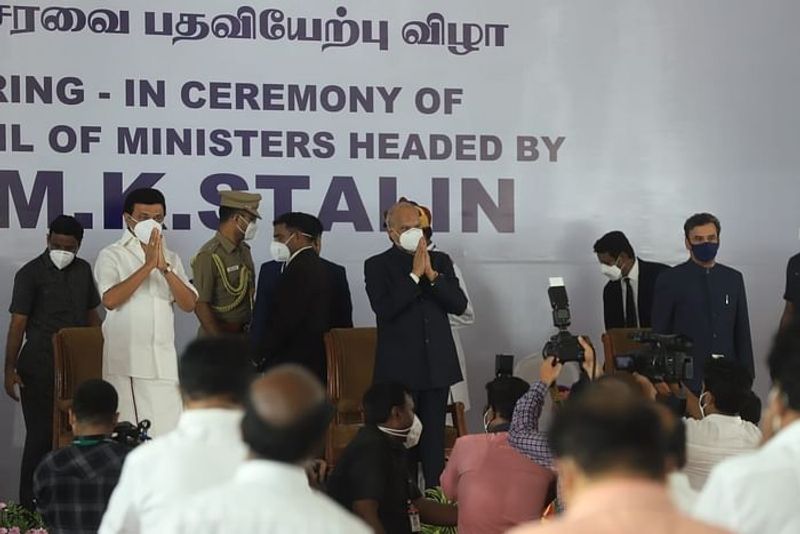 கொரோனா பரவல் காரணமாக எளிமையாக நடைபெற்ற இந்த நிகழ்ச்சியில் ஆளுநர் பன்வாரிலால் புரோகித், ஸ்டாலின் உட்பட 34 அமைச்சர்களுக்கும் பதவி பிரமாணம், ரகசிய காப்பு பிரமாணம் செய்து வைத்தார். 