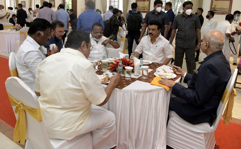 ஆளுநர் பன்வாரிலால் புரோகித் உடன் ஒரே மேசையில் அமர்ந்து முதலமைச்சர் மு.க.ஸ்டாலின், அமைச்சர் துரைமுருகன், அதிமுக ஒருங்கிணைப்பாளர் ஓ.பன்னீர்செல்வம், தனபால் ஆகியோர் தேநீர் அருந்திய புகைப்படங்கள் சோசியல் மீடியாவில் வைரலாகி வருகிறது. 