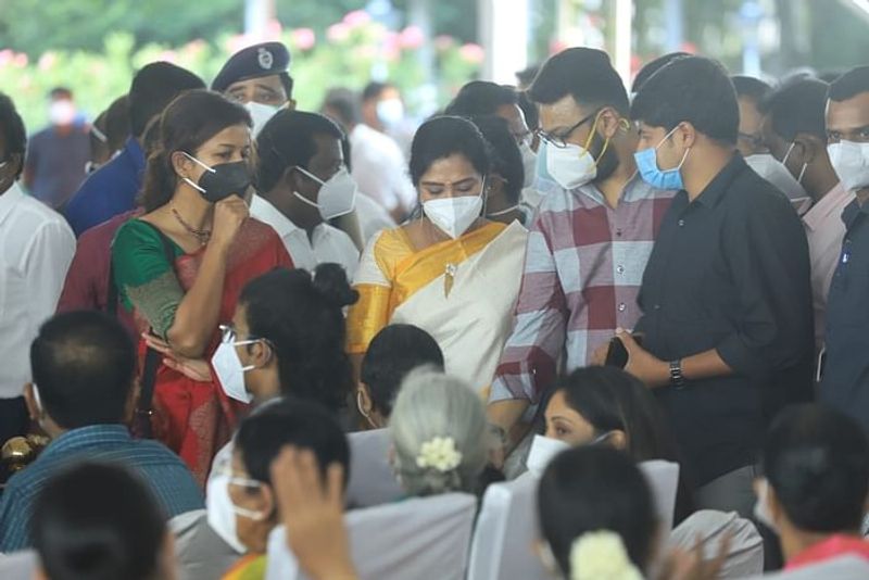 முதல்வராக பொறுப்பேற்க உள்ள ஸ்டாலினுக்கு அவருடைய அண்ணன் மு.க.அழகிரி வாழ்த்து கூறியது நேற்று பரபரப்பைக் கிளப்பியது. இந்நிலையில் இன்று நடைபெற்ற பதவியேற்பு விழாவில் மு.க.அழகிரியின் மகன் தயாநிதி அழகிரி மனைவியுடன் பங்கேற்றார். 