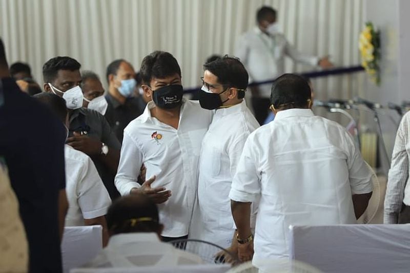 திமுக.வுக்கு தேர்தல் ஆலோசனைகளை வழங்கும் `ஐபேக்' நிறுவனத்தின் பிரசாந்த் கிஷோரும் பதவியேற்பு விழாவில் பங்கேற்றார். பி.கே. என அழைக்கப்படும் பிரசாந்த் கிஷோரை உதயநிதி ஸ்டாலின் வரவேற்று, பிற தலைவர்களுடன் விஜபி வரிசையில் அமர வைத்தார். 
