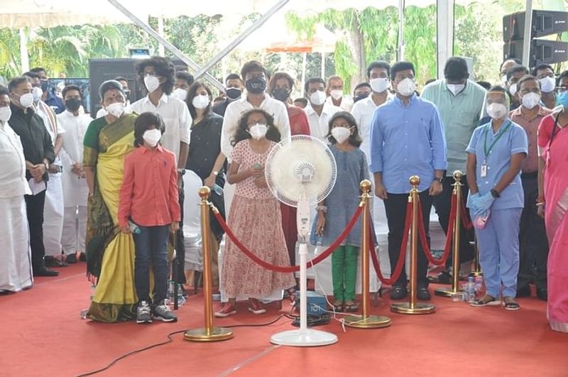 பதவியேற்பு விழாவில் மு.க.ஸ்டாலின் குடும்பத்தைச் சேர்ந்த கனிமொழி, துர்கா ஸ்டாலின், உதயநிதி ஸ்டாலின், மருமகள் கிருத்திகா உதயநிதி, மருமகன் சபரீசன், மகள் செந்தாமரை, பேரன், பேத்திகள் ஆகியோர் பங்கேற்றனர். 
