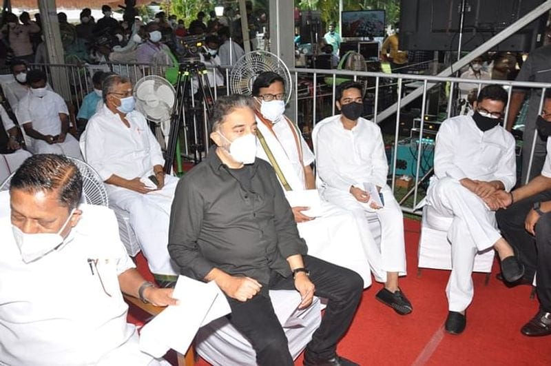 இந்நிகழ்ச்சியில் எதிர்கட்சி தலைவர்களான ஓ.பன்னீர்செல்வம், தனபால், பாஜகவைச் சேர்ந்த இல.கணேசன், ச.ம.கட்சி தலைவர் சரத்குமாரும் உள்ளிட்டோர் பங்கேற்றனர். 