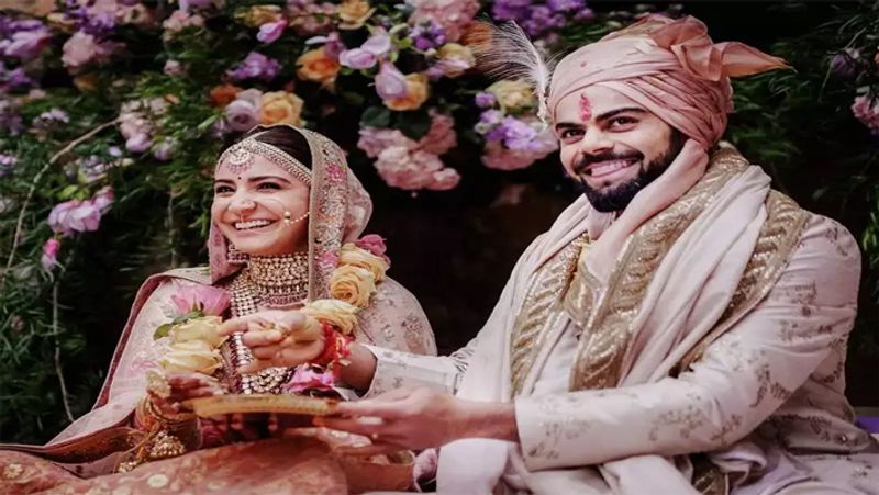 अनुष्का शर्मा और विराट कोहली की शादी किसी फेरीटेल वेडिंग से कम नहीं थी। आज भी उनकी शादी के चर्चे किए जाते हैं। शादी के डेकोरेशन से लेकर दोनों की आउटफिट्स और खाना तक सालों तक सुर्खियों में रहा। जिसके लिए उन्हें काफी मेहनत भी करना पड़ा था।