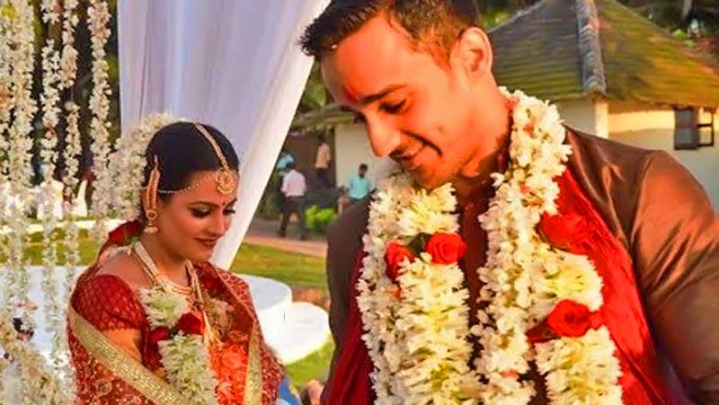 वर्कफ्रंट की बात करें तो अनीता 'नागिन 4' में दिखी थीं। मॉडलिंग में सक्सेसफुल करियर बनाने वाली अनीता ने 'कभी सौतन कभी सहेली' (2001) से टीवी की दुनिया में कदम रखा था। बता दें कि अनीता और रोहित की जोड़ी टीवी वर्ल्ड में काफी फेमस है। दोनों ने नच बलिए के पिछले सीजन में पार्टिसिपेट किया था।