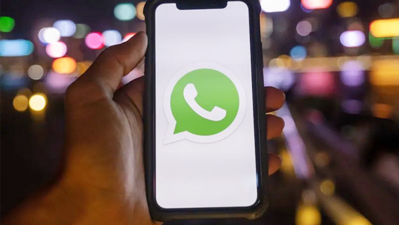 WhatsApp कोविड हेल्पलाइन का कैसे करें इस्तेमाल
गुरुग्राम के कोविड हेल्पलाइन नंबर को यूज करने के दो तरीके हैं। सबसे पहले यूजर्स को 9643277788 ये नंबर अपने फोन में सेव करना होगा इसके बाद Whatsapp पर Hi लिखकर इस पर मैसेज करना होगा। इसके साथ ही यूजर्स हेल्पलाइन अकाउंट से सीधे चैटिंग स्टार्ट करने के लिए https://wa.me/919643277788 URL पर भी जा सकते हैं।
