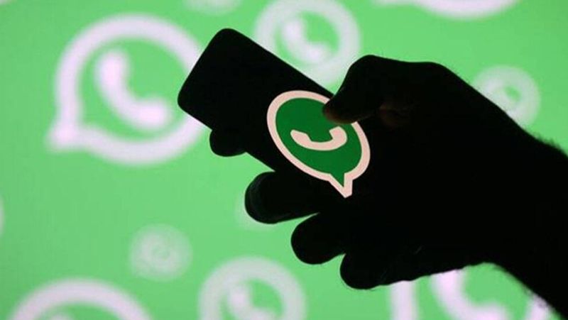 घर बैठे ही पा सकते हैं ये जरूरी जानकारी
Whatsapp हेल्पलाइन दो भाषाओं हिंदी और इंग्लिश में उपलब्ध है। ये फ्री है। इस हेल्पलाइन से लोगों को जरूरी जानकारियां आसानी से मिल सकती है। जैसे- ऑनलाइन डॉक्टर कंसल्टेशन, केयर सेंटर्स जैसे रिसोर्सेज की जानकारी मिल पाएगी और RT-PCR टेस्ट सेंटर्स की जानकारी बस एक मैसेज पर आसानी से मिल सकती है। इतना ही नहीं इसके जरिए यूजर्स खुद को एक कोविड पॉजिटिव मरीज के तौर पर रजिस्टर कर पाएंगे। 