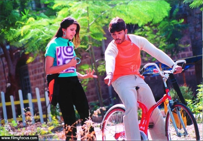 ఈ సినిమా అల్లు అర్జున్ వద్దకి రావడానికి ముందు రవితేజ, నితిన్, ప్రభాస్ ల వద్దకు వెళ్లింది. వాళ్లు నో చెప్పడంతో బన్నీకి చేరింది. బన్నీ ఓకే చెప్పడంతో బ్లాక్ బస్టర్గా నిలిచింది.