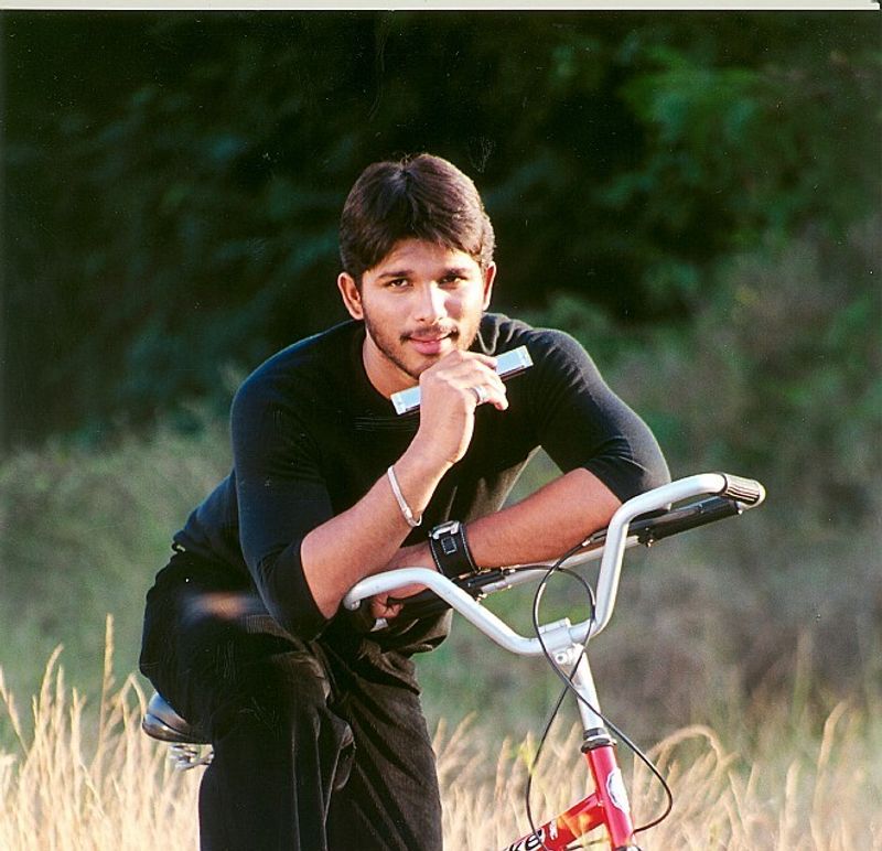 ఈ సినిమా తెలుగులో సూపర్ హిట్ తర్వాత బెంగాలీలో `బాధా` పేరుతో, ఒడియాలో `పాగలా ప్రేమి`గా, శ్రీలంకలో `అదరాయే నమయెన్`గా, తమిళంలో `కుట్టీ`గా రీమేక్ అయ్యింది. విజయంసాధించింది. తమిళంలో ధనుష్ నటించారు.