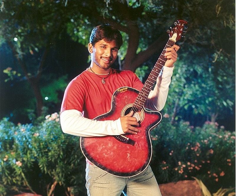దీనికి సీక్వెల్గా `ఆర్య2` వచ్చిన విషయం తెలిసిందే. ఆ తర్వాత ఇన్నాళ్లకి ఇదే కాంబినేషన్లో `పుష్ప` రూపొందుతుంది. దీంతో మరోసారి ఇండస్ట్రీ రికార్డులు తిరగరాయాలని భావిస్తున్నారు.
