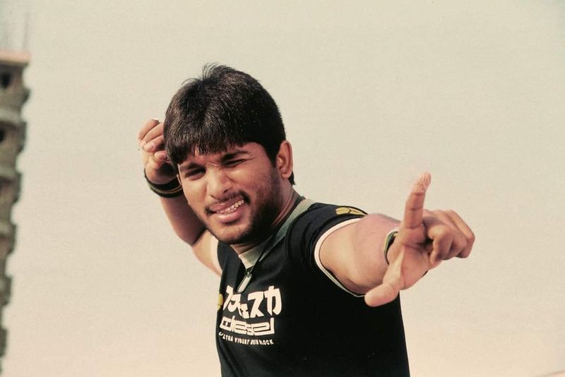 బన్నీ `ఆర్య` చిత్రంలోని అన్సీన్ ఫోటోలు.