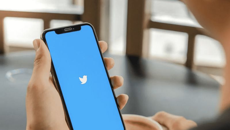 क्यों की गई टिप जार की शुरुआत?
Twitter की ओर से कहा गया कि इस प्लेटफॉर्म पर लोग बातचीत करते हैं, इसलिए कंपनी एक-दूसरे को सपोर्ट करने के लिए रीट्वीट, लाइक्स और फॉलो से ज्यादा करना चाहती है। इसी वजह से टिप जार की शुरुआत की गई। कंपनी ने कहा कि ट्विटर के अंदर लोगों को पैसे दे कर सपोर्ट करने की राह में ये पहला कदम है। 