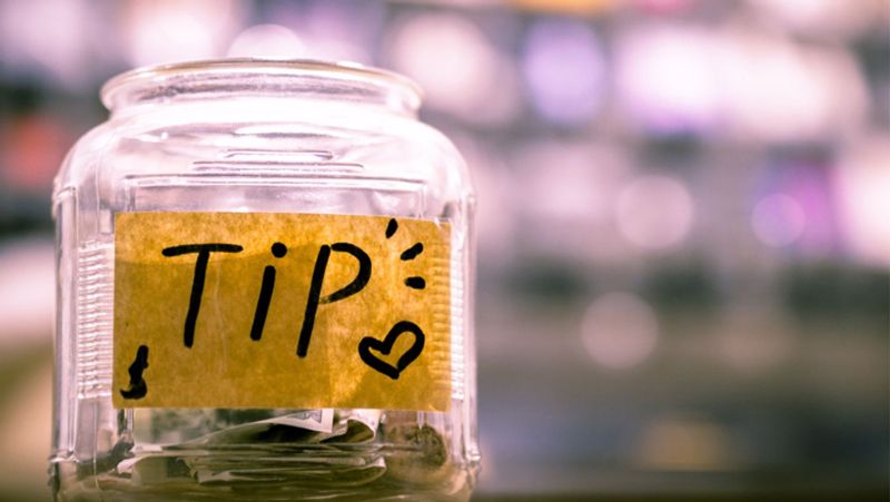 सेटअप करने के लिए क्या करना होगा?
Tip Jar को सेटअप करने के लिए पहले प्रोफाइल एडिट ऑप्शन में जाना है। यहां सबसे नीचे टिप जार लिखा मिलेगा। इसे अनेबल करना है। इसके बाद आपको पेमेंट मेथड एंटर करना है। इसके बाद टिप जार फीचर तैयार है। अगर आपको ये फीचर मिला होगा तो आपके नाम के आगे ये फीचर में दिखेगा और यहां क्लिक करके कोई ट्विटर यूजर आपको पैसा भेज सकता है। 