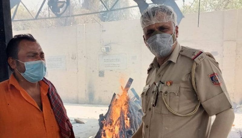 రాకేష్ సేవల గురించి ఢిల్లీ పోలీస్ తమ అధికారిక ట్విటర్ అకౌంట్ లో ఇలా రాసుకొచ్చారు. "ఢిల్లీ పోలీస్ ఎఎస్ఐ రాకేశ్ (56), ముగ్గురు పిల్లలతో పిఎస్ నిజాముద్దీన్ బ్యారక్లో నివసిస్తున్నారు.