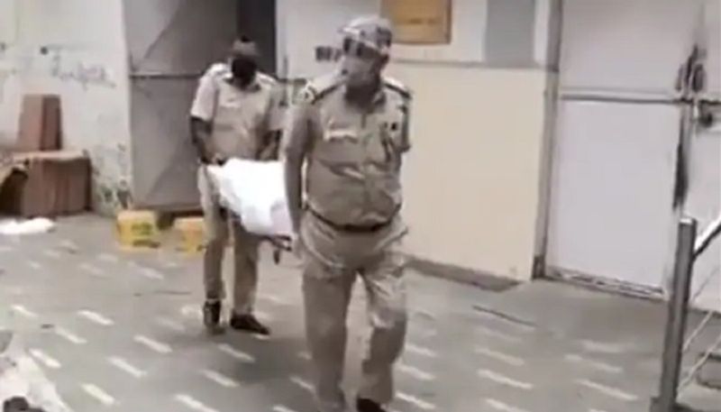 56 సంవత్సరాల రాకేష్ కుమార్ గత 20 రోజులుగా దేశ రాజధాని ఢిల్లీలోని లోధి శ్మశానవాటికలో 1100 శవాలకు దహన సంస్కారాలను నిర్వహించడంలో సాయపడ్డారు. ఏప్రిల్ 13 నుండి ఇప్పటివరకు కుమార్ 50 కి పైగా మృతదేహాలకు స్వయంగా అంతిమసంస్కారాలు చేశాడు. కనీసం 1,100 మృతదేహాల దహన సంస్కారాలకు సహకరించారు.