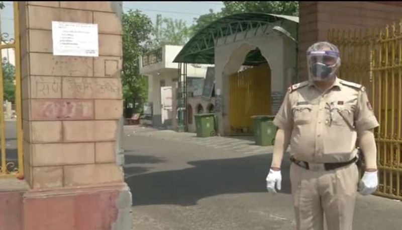 ఈ నేపథ్యంలో ఢిల్లీ అసిస్టెంట్ పోలీస్ సబ్ ఇన్స్ పెక్టర్ రాకేష్ కుమార్ మానవత్వాన్ని చాటుకున్నారు. కూతురు పెళ్లిని సైతం వాయిదా వేసి కోవిడ్ తో మరణించినవారికి అంతిమ సంస్కారాలు నిర్వహించడంలో నిమగ్నమయ్యాడు.