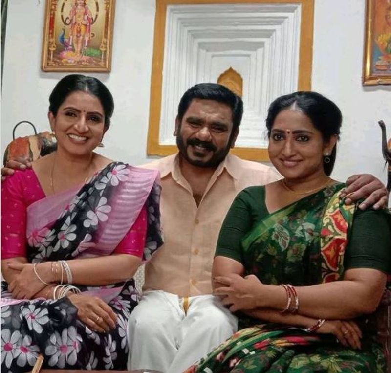 இதனை தெரிவிக்கும் விதமாக, சத்தியமூர்த்தி - தனத்துடன், இவர் எடுத்து கொண்ட புகைப்படம் வெளியாகியுள்ளது. இவரது என்ட்ரி எப்படி பட்ட பிரச்சனைகளை உருவாக்கும் என்பதை பொறுத்திருந்து தான் பார்க்க வேண்டும்.