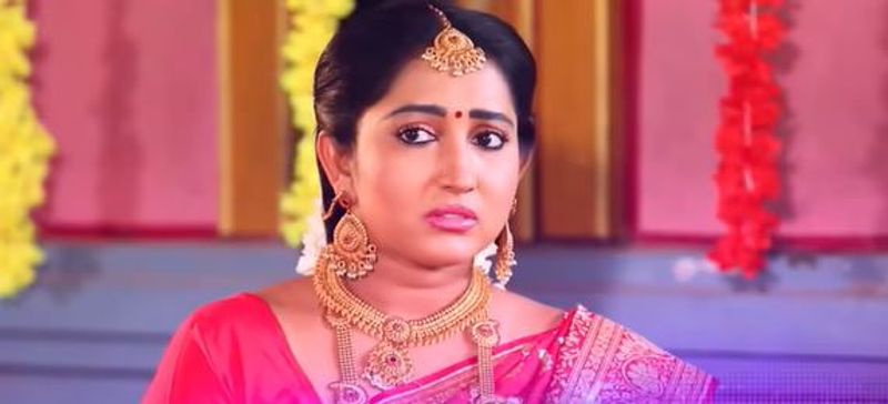 பிளாஷ் பேக் ஸ்டோரி காட்டியபோது, சத்திய மூர்த்தியை திருமணம் செய்து கொள்வதாக கூறி... மண்டபத்தில் இருந்து ஓடி சென்ற மல்லி கதாபாத்திரம் தான் தற்போது மீண்டும் என்ட்ரி கொடுக்கிறார்.