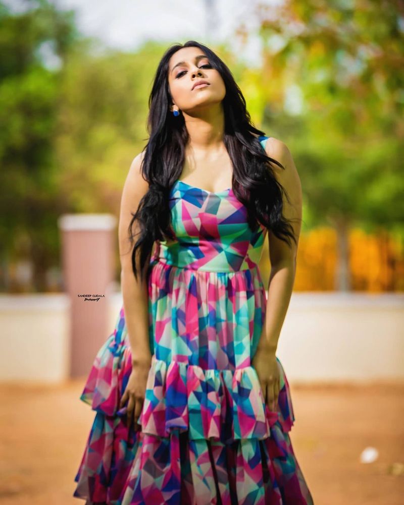 ప్రతి షోలోనూ వీరిద్దరు రెచ్చిపోతుంటారు. వేదిక మీదనే రొమాన్స్ పలికిస్తూ జడ్జ్ లకు సైతం షాక్ ఇస్తుంటారు. అంతగా తమ కెమిస్ట్రీని పండిస్తూ షోని రక్తికట్టిస్తుంటారు.
