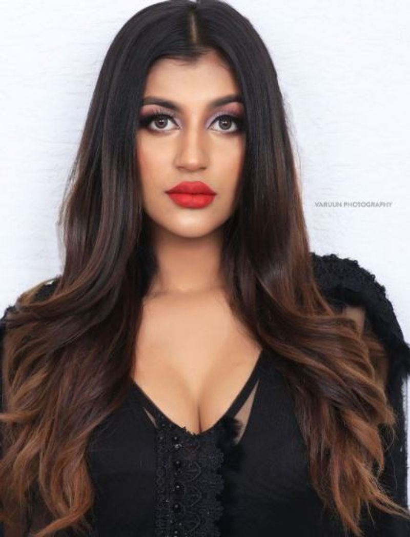 பிகினி உடையில், மொத்த கால்களும் தெரியும் அளவிற்கு எக்கு தப்பா செம்ம ஹாட் போஸ் கொடுத்து இளம் நெஞ்சங்களை அலை பாய வைத்துள்ளார்.