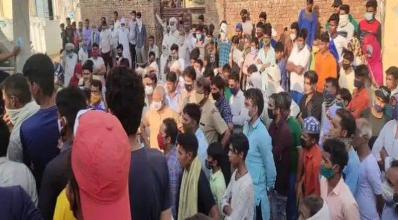 पुलिस के मुताबिक बच्चे खेल-खेल में घर के बाहर खड़ी कार में बैठ गए थे। ऑटोलॉक होने के चलते गेट बंद हो गया। शव को पोस्टमार्टम के लिए भेज दिया है। गाड़ी गांव के ही हैप्पी पुत्र राजकुमार की है। बच्चों के परिजनों ने आरोप लगाया है कि ये घटना कार के मालिक की लापरवाही से हुई है। मामले में कार के मालिक के खिलाफ एफआईआर दर्ज की जा रही है।