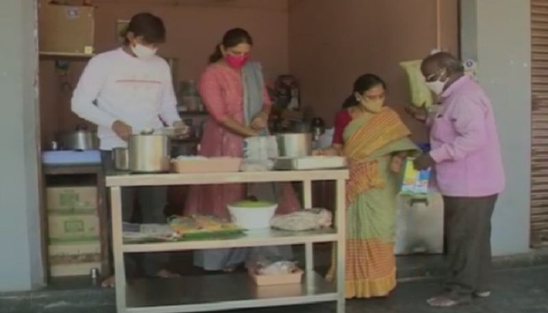 ನೆರೆಹೊರೆಯವರ ಒತ್ತಾಯದಿಂದ ಅವರು ಪ್ರತ್ಯೇಕವಾಗಿ ಉಳಿದರು. ಅವರಿಗೆ ಮನೆಯಿಂದ ಊಟ, ಉಪಹಾರ ತಲುಪಿಸಲು ಆತಂಕ ಪಡಬೇಕಾದ ಸ್ಥಿತಿ ಉದ್ಭವವಾಗಿತ್ತು. ಇಂಥ ಸಂಕಷ್ಟದ ಸ್ಥಿತಿ ಬಹುತೇಕ ಕೋವಿಡ್ ಸೋಂಕಿತರೆಲ್ಲ ಅನುಭವಿಸುತ್ತಾರೆ ಎಂಬುದನ್ನು ಅರಿತು, ಈ ಸೇವೆ ಮಾಡುತ್ತಿದ್ದೇವೆ. ಇದನ್ನು ಮಾದರಿಯಾಗಿಟ್ಟುಕೊಂಡು ಕೆಲವು ಸ್ನೇಹಿತರು ಕೂಡಾ ಸೋಂಕಿತರಿಗೆ ಊಟ, ಉಪಹಾರ ನೀಡುವುದಕ್ಕೆ ನಿರ್ಧರಿಸಿದ್ದಾರೆ’ ಎಂದು ಮುರುಳಿಕೃಷ್ಣ ಹೇಳಿದರು.