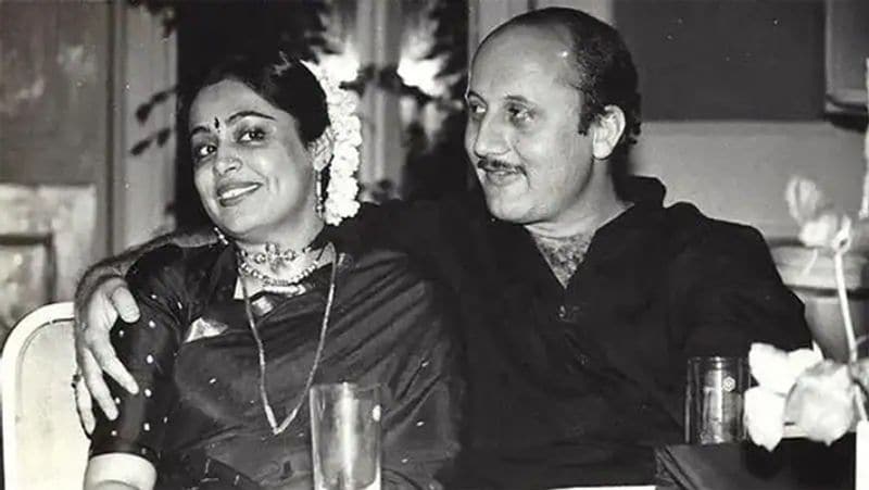 ನಾಟಕ ಮುಗಿದ ನಂತರ ಅನುಪಮ್ ಅವರಿಗೆ ಬೈ ಹೇಳಲು ಕಿರಣ್ ಕೋಣೆಗೆ ಹೋಗಿ ಹಿಂದಿರುಗಿ ಬರುವಾಗ, ಅವರಿಬ್ಬರ ನಡುವೆ ಇರುವ ಭಾವನೆಯನ್ನು ಇಬ್ಬರೂ ತಕ್ಷಣ ಅರಿತುಕೊಂಡರು. ಕೋಲ್ಕತ್ತಾದಲ್ಲಿ ಭೇಟಿಯಾದ ನಂತರ ಕಿರಣ್ ಮತ್ತು ಅನುಪಮ್ ಪರಸ್ಪರ ಪ್ರೀತಿಸಲು ಆರಂಭಿಸಿದರು.

