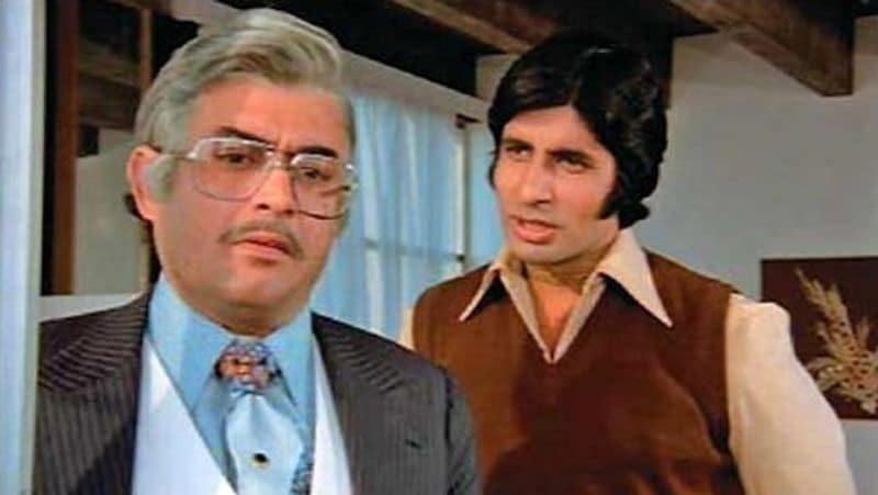 कई सुपरहिट फिल्मों में काम करने वाले संजीव कुमार अब इस दुनिया में नहीं है। फिल्म में उन्होंने अमितााभ बच्चन और शशि कपूर के पिता का रोल प्ले क्या था। बता दें कि महज 47 साल की उम्र में ही दुनिया को अलविदा कह गए थे। 