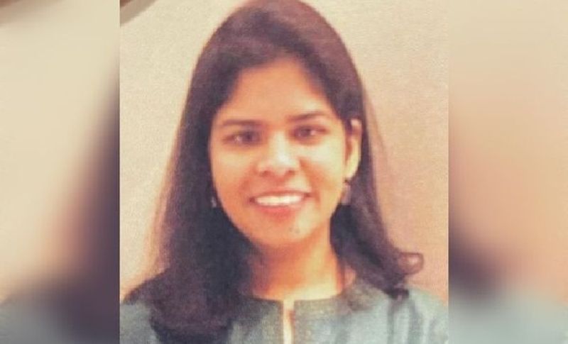अपूर्वा ने कहा कि मेरे पास दिनभर में करीब 100 लोगों के फोन आते हैं, वह इलाज के लिए कैसे मिन्नतें करते हैं। वह बेड से लेकर ऑक्सीजन तक की मदद मांगते हैं। कई बार तो लोग गुस्से में आकर मुझे गाली तक दे देते हैं, लेकिन में उनकी बेबसी और दर्द को समझ सकती हूं। कैसे वह एक ऑक्सीजन सिलेंडर के लिए हाथ-पैर जोड़ते हैं। में सिर्फ असहाय होकर उनकी बातें सुनती हूं। अगर ऐसे में अपनी शादी करूं तो सोचो मुझे मेरा जमीर गवाह देगा।

