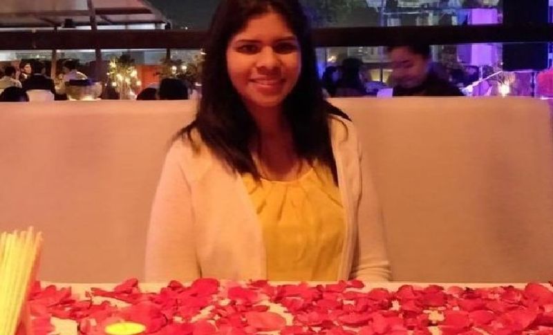दरअसल, मानवता की यह मिसाल पेश करने वाली अपूर्वा मंगलगिरी हैं। जो कि नागपुर के सेंट्रल इंडिया कार्डिओलॉजी हॉस्पिटल में बतौर फिजीशियन सेवा दे रही हैं। अपूर्वा की शादी 26 अप्रैल को होने वाली थी। लेकिन संक्रमण के बढ़ते खतरे और अपने फर्ज को देखते हुए अपूर्वा ने शादी ही करने से मना कर दिया। वह कहती हैं कि कोरोना की दूसरी लहर में हॉस्पिटल में डॉक्टर्स की भारी कमी है। ऐसे में मेरा फर्ज है कि कोविड मरीजों का इलाज करना ना की अपनी शादी करना। 