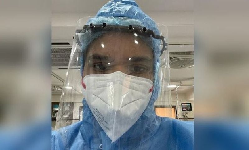  अपूर्वा ने कहा कि शादी तोड़ने का मेरे फैसला थोड़ा मुश्किल था, हो सकता है भविष्य में यह गलत भी साबित हो। लेकिन इस समय मेरा हर एक मिनट कोविड मरीजों का इलाज करना है। जहां पूरा देश इस वक्त अस्पताल में बेड, ऑक्सीजन सिलेंडर, दवाइयों, वेंटिलेटर, डॉक्टरों और नर्सों की कमी से जूझ रहा है तो में कैसे शादी कर सकतू हूं। नहीं चाहती थी कि मेरी शादी में 20-25 लोग शामिल हों और दूसरे लोग इससे संक्रमित हो जाएं। जब लड़के के घरवाले शादी को आगे बढ़ाने को नहीं माने तो मैंने शादी करने से ही इंकार कर दिया।
