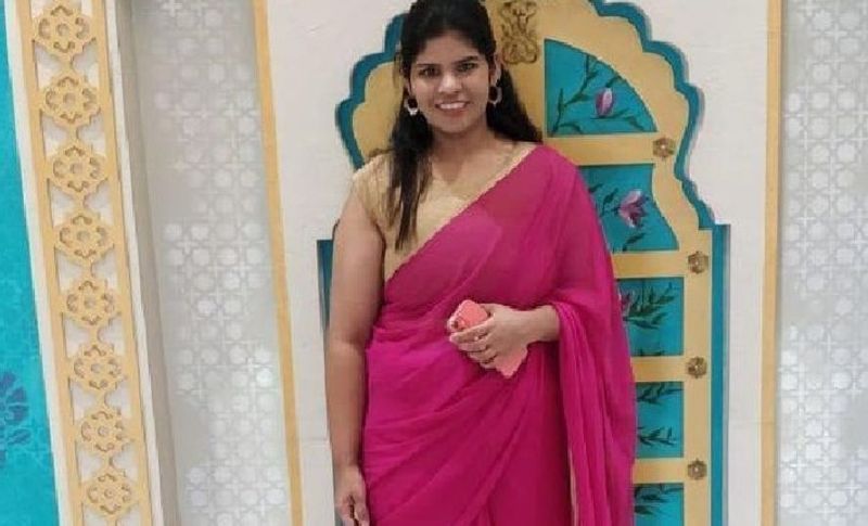 बता दें कि अपूर्वा के इस फैसले में उसका परिवार उनके साथ है। उन्होंने कहा कि हमें अपनी बेटी के इस फैसले पर गर्व है। आखिर वह एक डॉक्टर है,अगर वो इस समय अपना फर्ज भूल जाऊंगी तो फिर देश का क्या होगा। अपूर्वा ने बताया कि पिछले साल सितंबर में मेरे पिता का कोरोना से निधन हो गया था। इसलिए मैं समझ सकती हूं कि ऐसे समय में क्या सही और क्या गलत है। अगर किसी के परिवार कोई अपना चला जाए तो मैं ऐसे परिवार की बेबसी और दर्द को समझती हूं। 