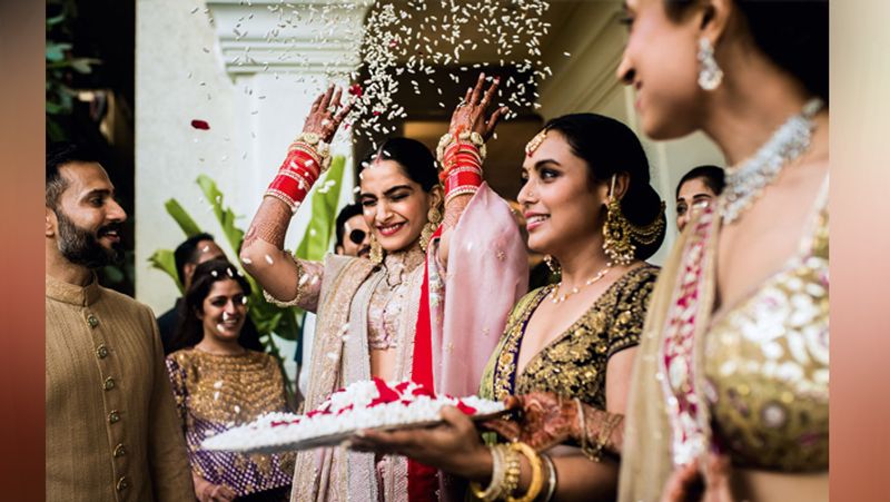 दोनों की लव स्टोरी का सवाल है तो सोनम और आनंद की बातचीत फेसबुक और स्नैपचैट पर शुरू हुई। दो महीने बाद दोनों ने मिलने का फैसला लिया और पहली ही डेट में सोनम समझ गई थीं कि उन्हें जिंदगी आनंद के साथ गुजारनी है।
