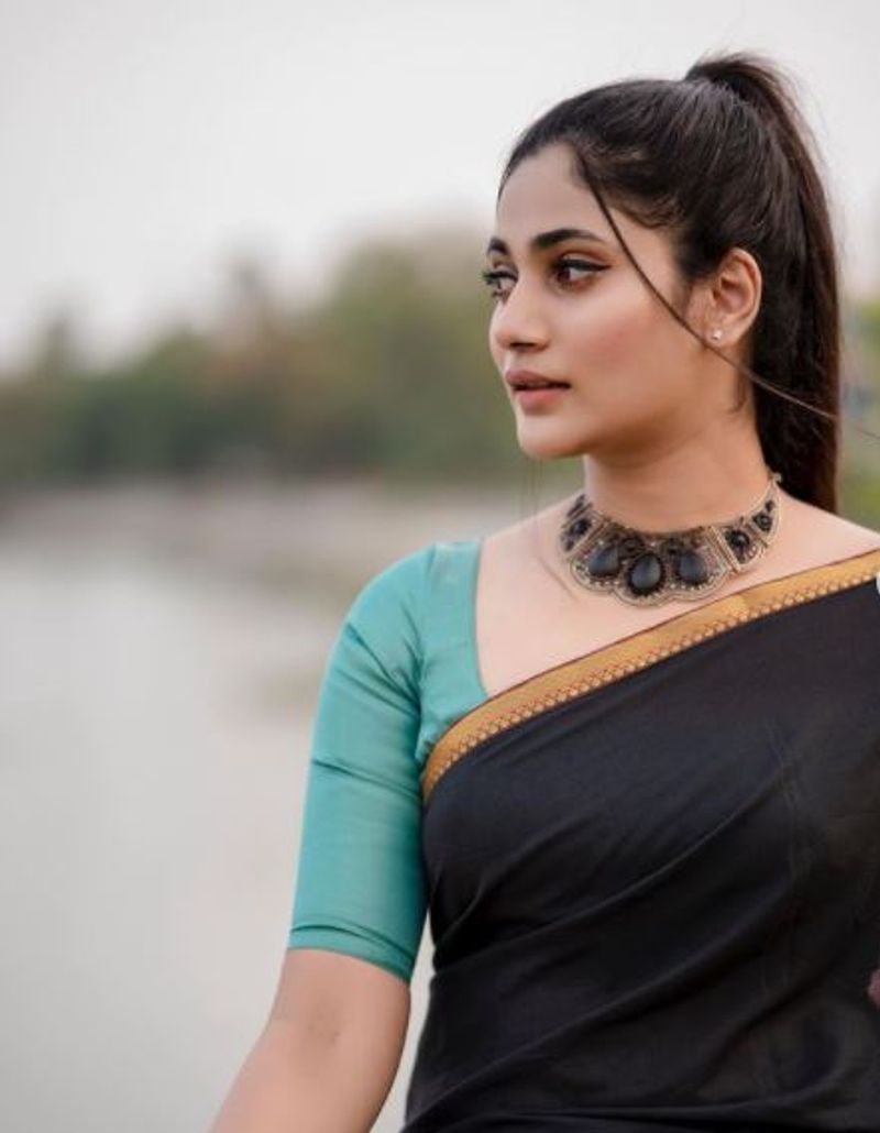 தற்போது மீண்டும் சோசியல் மீடியாவில் ஆக்டிவாக வலம் வரும் லாஸ்லியா படு மாடர்ன் உடையிலும், கருப்பு சேலையில் கண்ணை பறிக்கும் புகைப்படங்களை வெளியிட்டுள்ளார்.