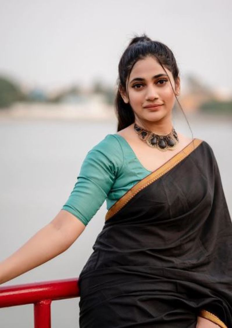 முன்பை விட கவர்ச்சியும் அழகும் கூடி உள்ளத்தை இந்த புகைப்படங்களில் பார்க்கமுடிகிறது.