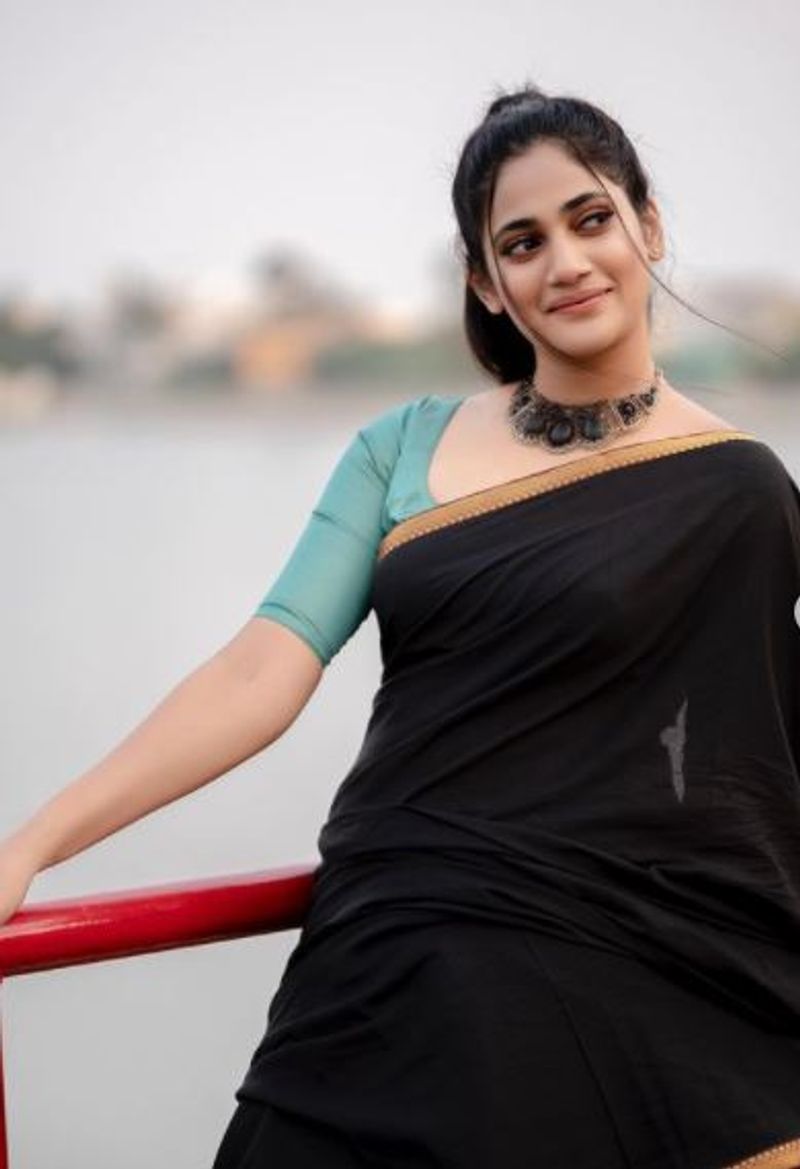 கருப்பு சேலையில் செம்ம கியூட்டாக போஸ் கொடுக்கும் லாஸ்லியா 