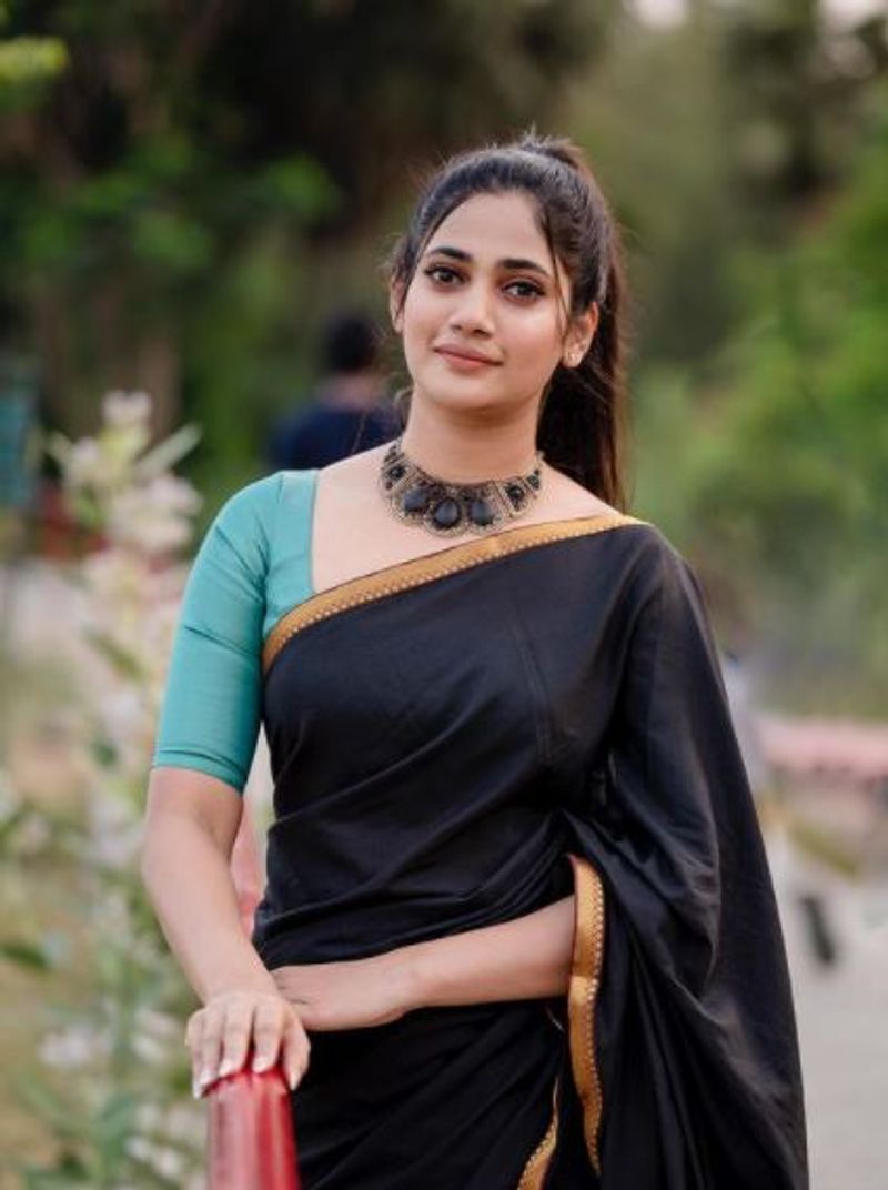 ரசிகர்கள் மனதை கவர்ந்திழுக்கும் பேரழகி 