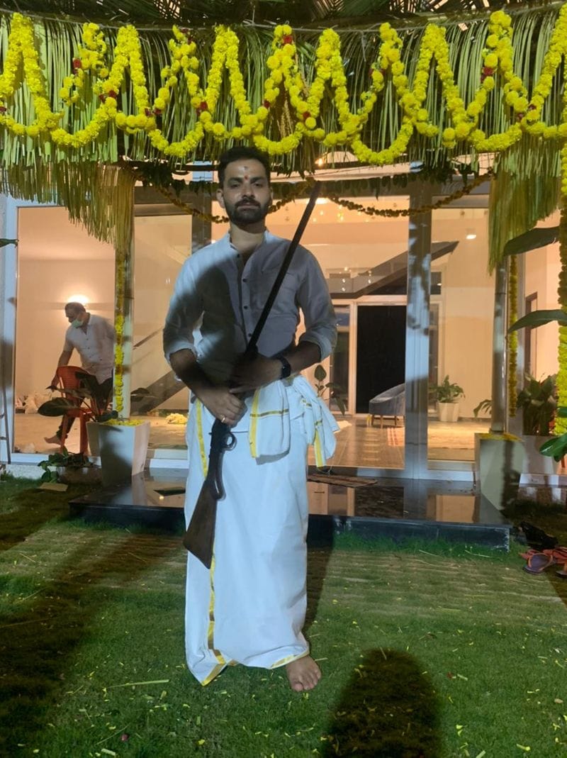 'ಸೈಬರ್ ಯುಗದೋಳ್ ನವ ಯುಗ ಮಧುರ ಪ್ರೇಮ ಕಾವ್ಯಾಂ' ಸಿನಿಮಾ ಮೂಲಕ ಕನ್ನಡ ಚಿತ್ರರಂಗಕ್ಕೆ ಪಾದಾರ್ಪಣೆ ಮಾಡಿದ ನಟ ಗುರುನಂದನ್.