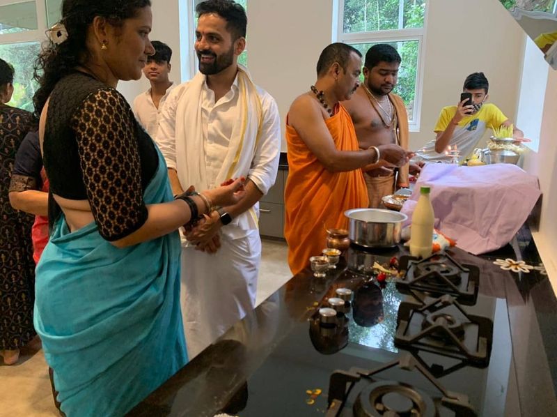 ಕೊರೋನಾ ಇರುವ ಕಾರಣ ಕುಟುಂಬಸ್ಥರು ಮಾತ್ರ ಗೃಹಪ್ರವೇಶದಲ್ಲಿ ಭಾಗಿಯಾಗಿದ್ದಾರೆ.
