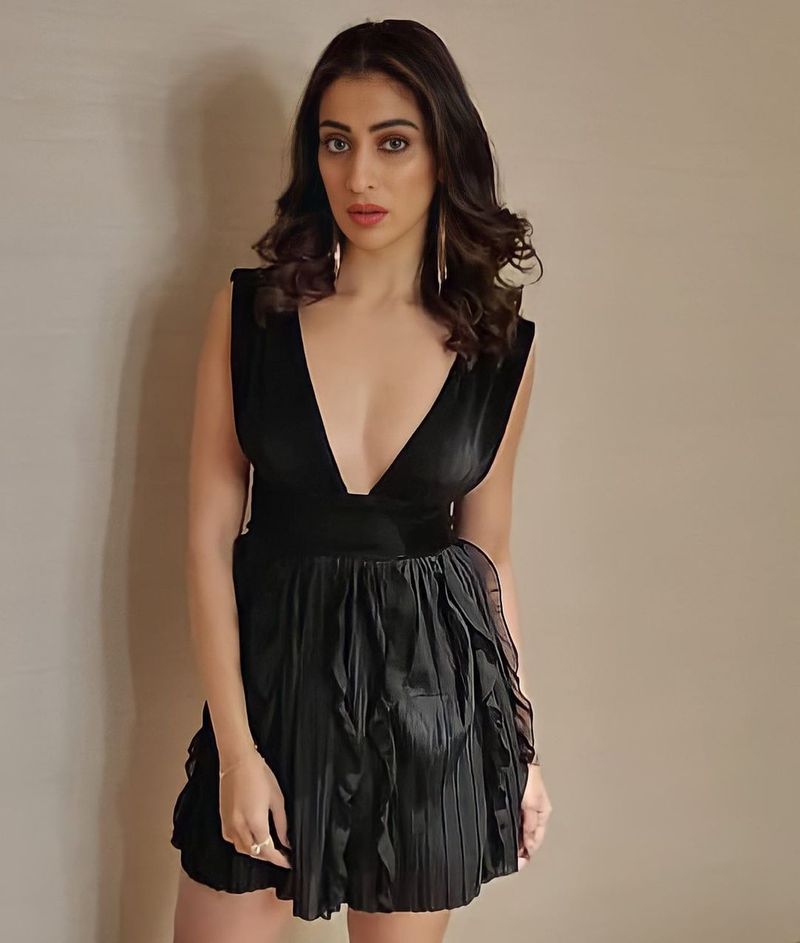 గత నెలలోనే ఆమె ఎంగేజ్మెంట్ ఉంటుందని వినిపించాయి.కానీ ఇప్పటి వరకు ఎలాంటి స్పందన లేదు. రాయ్ లక్ష్మీ చెప్పింది అబద్దమా? లేక ఆ వార్తలు గాలి వార్తలో తెలియదు గానీ, రాయ్ లక్ష్మీ గ్లామర్ పరంగా మరంతగా డోస్ పెంచింది. సెక్సీ అందాలను ఆరబోసింది.