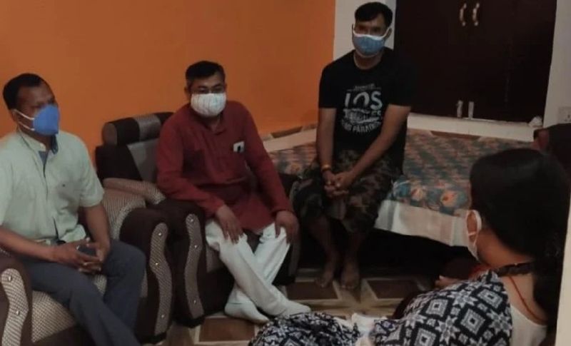 विधायक दल बहादुर कोरी ने 2019 लोकसभा चुनाव के दौरान उन्होंने अमेठी में स्मृति ईरानी को जीताने में बड़ी भूमिका अदा की थी। यही कारण है कि स्मृति ईरानी के बेहद करीबी लोगों में दल बहादुर भी शामिल थे।
