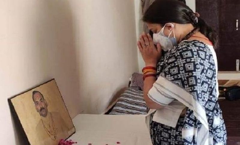 बता दें कि केंद्रीय मंत्री स्मृति ईरानी करीब 20 मिनट तक विधायक के घर पर रुकी हुई थीं। जहां उन्होंने परिवार के सभी सदस्यों से मुलाकात कर बातचीत की और उन्होंने शोकाकुल परिवार को विश्वास जाताया कि वह हमेशा आपके साथ हैं। इसके बाद सांसद लखनऊ होते हुए दिल्ली के लिए रवाना हो गईं।
