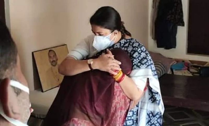 दरअसल, स्मृति ईरानी का रायबरेली आने का यह कार्यक्रम इतना गोपनीय था कि यहां की पुलिस को भी इसकी जानकारी नहीं थी। वह सीधे दिवगंत विधायक के घर पहुंची और फोटो के सामने जाकर श्रद्धासुमन अर्पित किए। इसके बाद कोरी की राजकुमारी उनके गले से लिपटकर रोने लगीं। जहां सांसद ने उन्हें ढांढस बंधाया और कहा में हमेशा आप लोगों के साथ खड़ी हूं। 