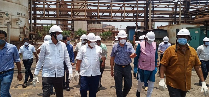 ಕಾರ್ಖಾನೆ ಆವರಣದಲ್ಲಿರುವ ವಿವಿಧ ಘಟಕಗಳಲ್ಲಿ ಆಕ್ಸಿಜನ್ ಉತ್ಪಾದನೆ ಹಾಗೂ ಟ್ಯಾಂಕರ್ಗಳಿಗೆ ಆಕ್ಸಿಜನ್ ಭರ್ತಿ ಮಾಡುವ ಪ್ರಕಿಯೆಯನ್ನು ಶನಿವಾರ ಪರಿಶೀಲಿಸಿ ಆಕ್ಸಿಜನ್ ಉತ್ಪಾದನೆಯ ಮಾಹಿತಿ ಪಡೆದುಕೊಂಡ ಸಚಿವ ಜಗದೀಶ್ ಶೆಟ್ಟರ್