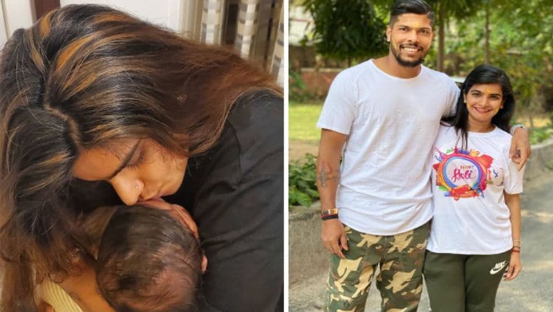 तान्या उमेश यादव
भारतीय टीम के खिलाड़ी उमेश यादव की वाइफ ने भी इस साल जनवरी में बेटी के जन्म दिया है। उमेश और तान्या शादी के 7 साल बाद माता-पिता बने हैं। उन्होंने 2013 में अपनी प्रेमिका तान्या से शादी की थी। ऐसे में उनकी बच्ची दोनों के दिल के बहुत करीब हैं। 