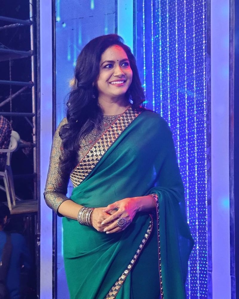 singer sunitha live chat revealed secrets and she say sorry to netizen arj